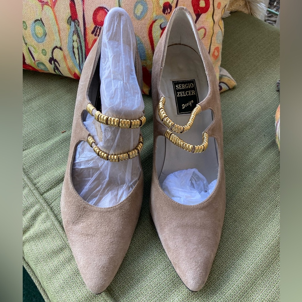 SERGIO ZELCER SUEDE Pumps Square 3” Heels Gold Metal Accent Across Top
Sz 7.5
